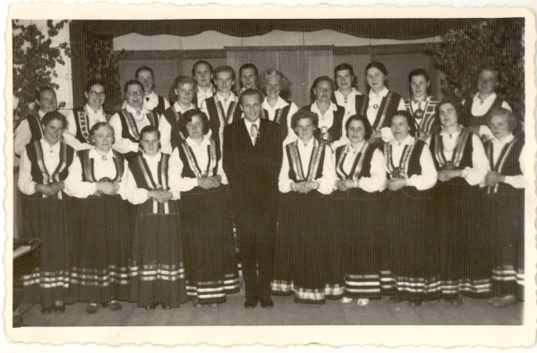 Sarkaņu c. Sieviešu koris ar diriģentu Jāni Beitiku