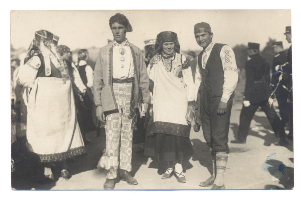 Svētku dalībnieki Kurzemes tautas tērpos