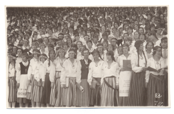 Dziesmu svētku koris tautas tērpos