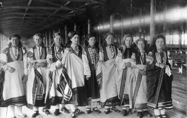 Rucavas jauktā kora dziedātājas no Lejaskurzemes V Dziesmu svētku laikā