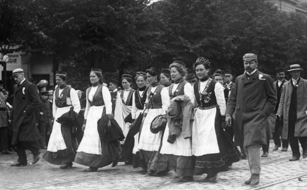 Cēsu [Ārlavas Dziedāšanas biedrības] koristi V Dziesmu svētku laikā