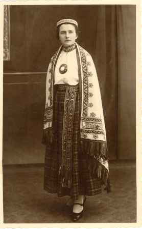 Marta Goliase (vēlāk Jēger), Saikavas kora koriste pašdarinātā Krustpils novada tautas tērpā