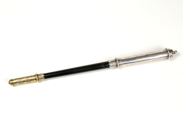 Diriģenta takts zizlis - Rigas latviešu labdarības biedrības komitejas dāvana Indriķim Zīlem, I Vispārējo latviešu Dziesmu svētku virsdiriģentam. Rīga, 1873. gada 26. jūnijs