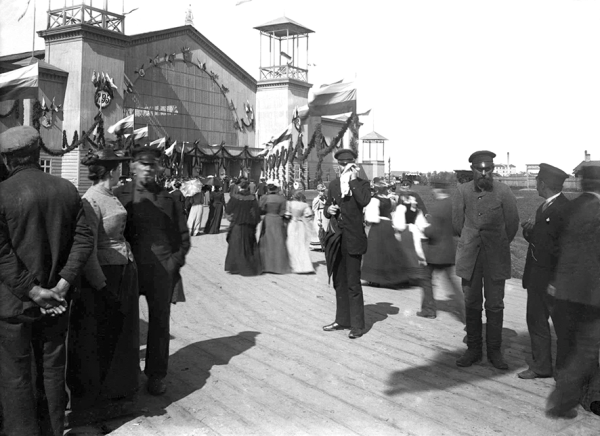 Svētku dalībnieki pie IV Vispārējo latviešu dziedāšanas un mūzikas svētku paviljona Jelgavā. 1895. gada jūnijs