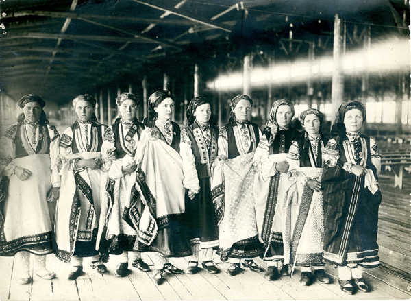 Dziedātājas no Rucavas V Latviešu vispārējos Dziesmu svētkos. Rīga, 1910. gada 19. –21. jūnijs