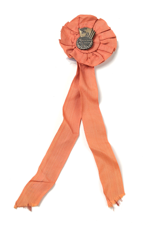 XI Vispārējo latviešu dziesmu svētku krūšu rozete ar nozīmīti. Lietojis svētku virsdiriģents Teodors Kalniņš