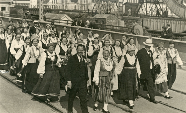 Lejasciema kora dziedātāji IX Vispārējo latviešu Dziesmu svētku gājienā. 1938. gada 18. jūnijs