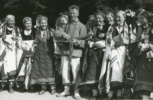 Rucavas koris ar VIII Vispārējos latviešu Dziesmu svētkos iegūto Valsts prezidenta ceļojošo balvu – kokli. 1933. gada 19. jūnijs