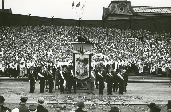 VIII Vispārējo latviešu Dziesmu svētku dalībniekus uzrunā Valsts prezidents Alberts Kviesis