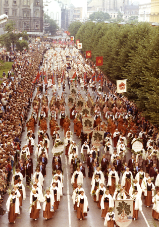 XIX Dziesmu un deju svētku gājiens