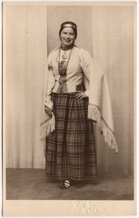 Dziesmu svētku dalībniece