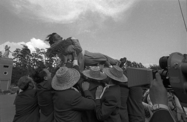 Kāda diriģenta godināšana Dziesmu svētku laikā