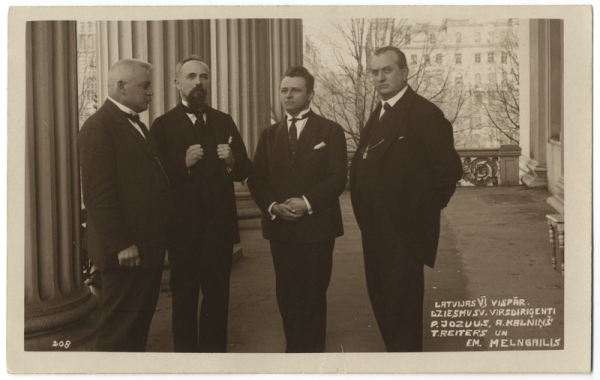 Grupas foto. VI Latvju vispārējo dziesmu un mūzikas svētku virsdiriģenti