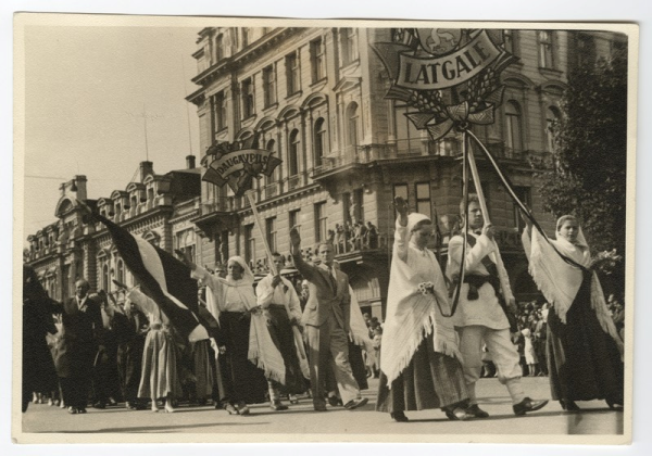 IX Latviešu Dziesmu svētku gājiens