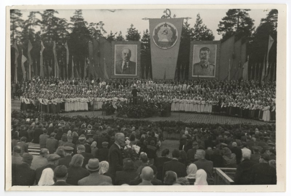 Dziesmu un deju svētki Mežaparka (toreiz - Kultūras un atpūtas parka) Mazajā estrādē
