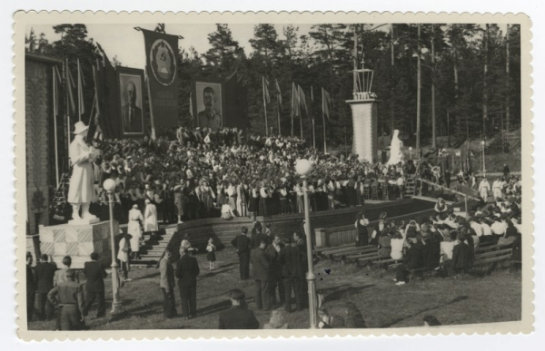 Dziesmu un deju svētki Mežaparka (toreiz - Kultūras un atpūtas parka) Mazajā estrādē