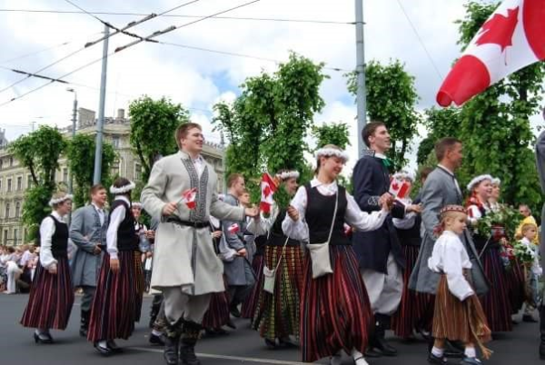 Kanādas Daugavas Vanagu deju grupa "Daugaviņa". Gājiens