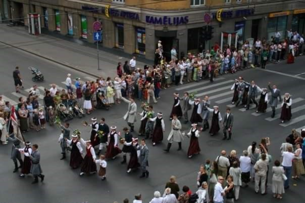 Kanādas Daugavas Vanagu deju grupa "Daugaviņa". Gājiens