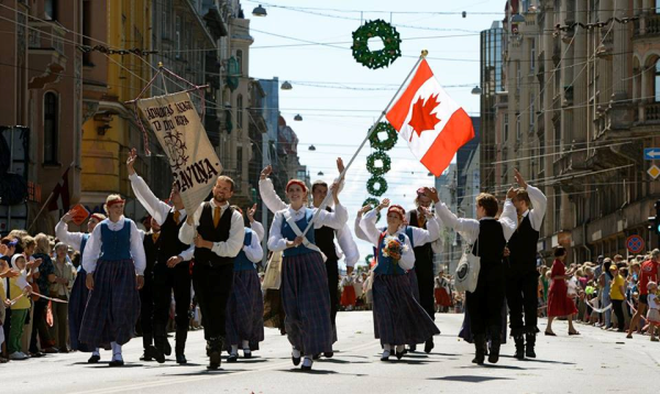 Kanādas Daugavas Vanagu deju grupa "Daugaviņa". Gājiens