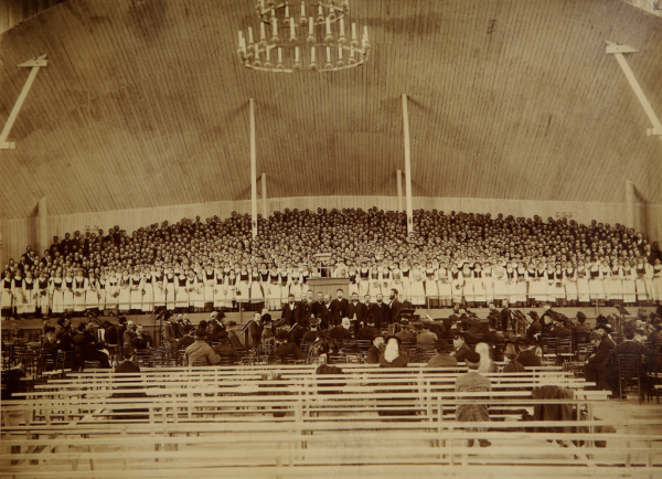 IV Vispārējo latviešu dziesmu svētku kopkoris svētku paviljonā Jelgavā