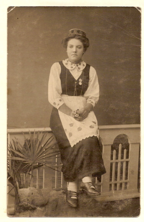 Svētku dalībniece V Latviešu vispārējos Dziesmu svētkos