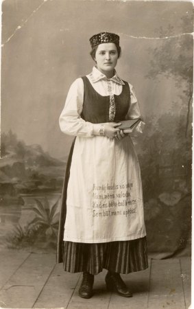 Zelma Barševska-Gulbe 20. gadsimta sākuma ieteikumiem atbilstošā tautiskā tērpā