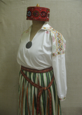 1926. gada ieteikumiem atbilstošs tautiskais tērps no Talsu muzeja krājuma