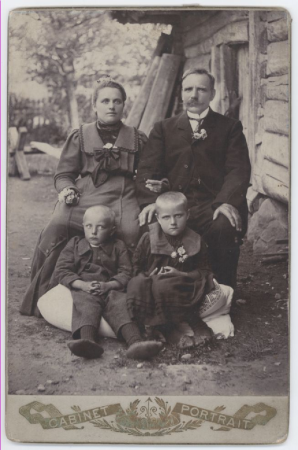 Ģimene lauku sētas pagalmā