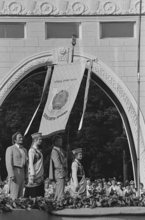XIX Vispārējie latviešu dziesmu un deju svētki. Mežaparks. Karogs: Dziesmu svētku simtgadei. Māksla pieder tautai