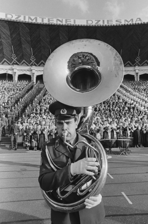 XIX Vispārējie latviešu dziesmu un deju svētki. Mežaparks. Svētku dalībnieks ar pūšaminstrumentu