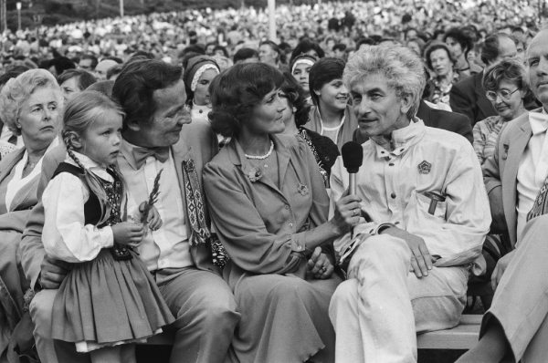 XIX Vispārējie latviešu dziesmu un deju svētki. Mežaparks. Maija Amoliņa intervē Imantu Ziedoni