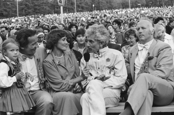 XIX Vispārējie latviešu dziesmu un deju svētki. Mežaparks. Maija Amoliņa intervē Imantu Ziedoni