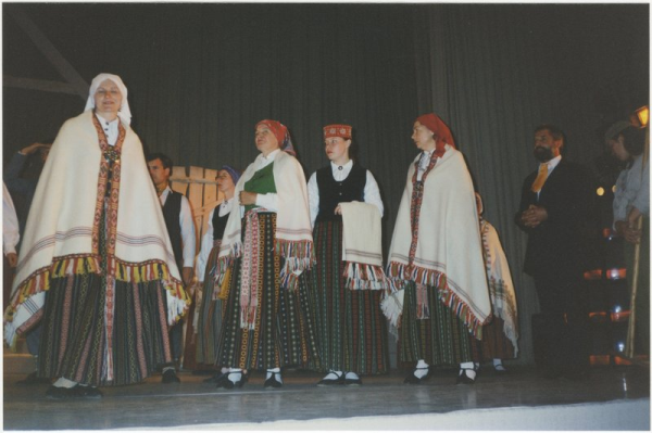 Zemgales tērpi 1998. gada tautastērpu skatē