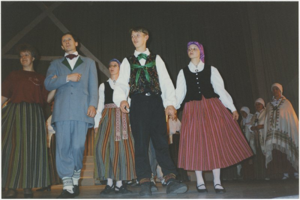 Vidzemes dejotāji 1998. gada tautastērpu skatē