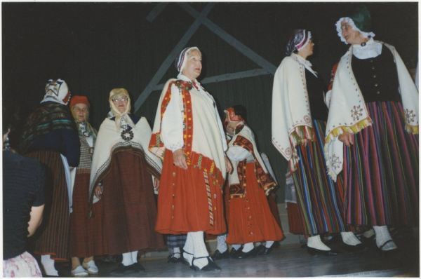 Kurzemes tautastērpi 1998. gada tautastērpu skatē