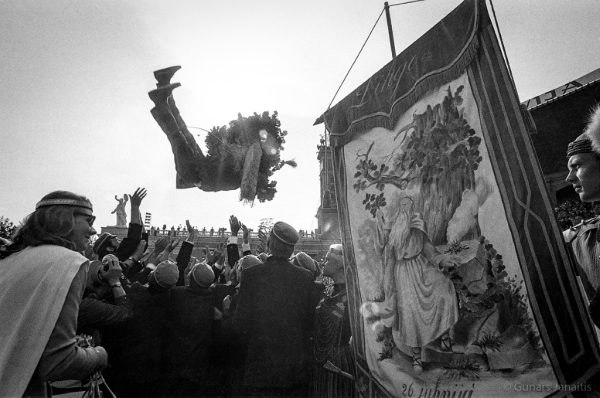 Dziesmu svētku simtgade : XVI Dziesmu svētki. Līgo karogs