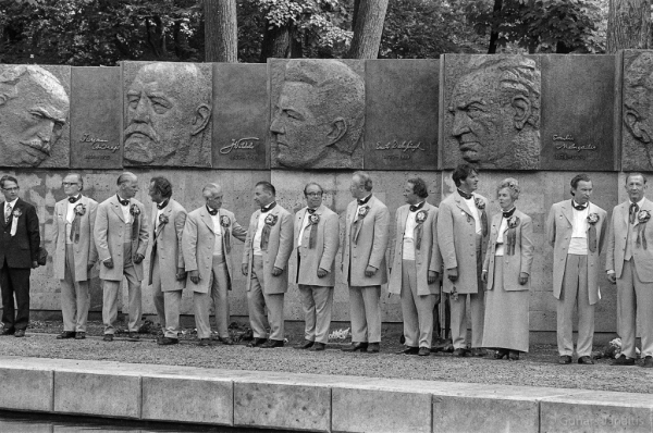 Dziesmu svētku simtgade : XVI Dziesmu svētki. Virsdiriģentu godināšana Dziesmu svētku parkā