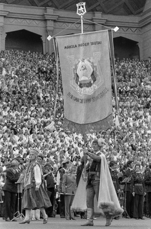 Dziesmu svētku simtgade : XVI Dziesmu svētki. Karogs "Māksla pieder tautai"