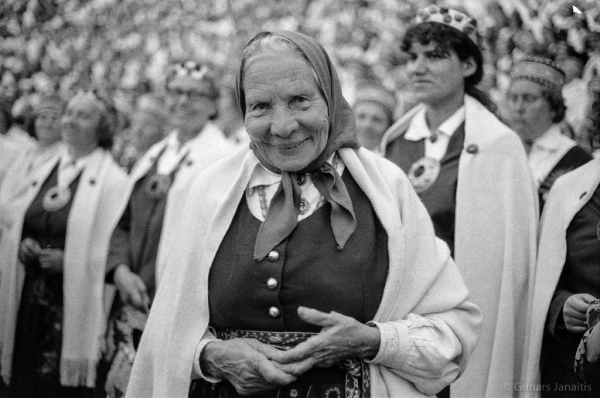 Dziesmu svētku simtgade : XVI Dziesmu svētki. Dalībniece