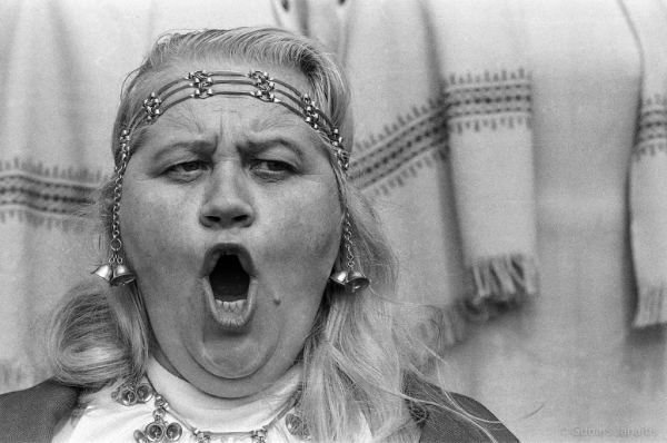 Dziesmu svētku simtgade : XVI Dziesmu svētki. Dalībniece