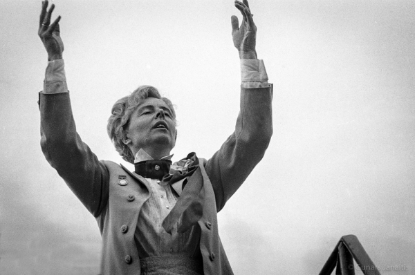 Dziesmu svētku simtgade : XVI Dziesmu svētki. Ausma Derkēvica