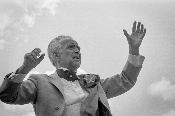 Dziesmu svētku simtgade : XVI Dziesmu svētki. Haralds Mednis