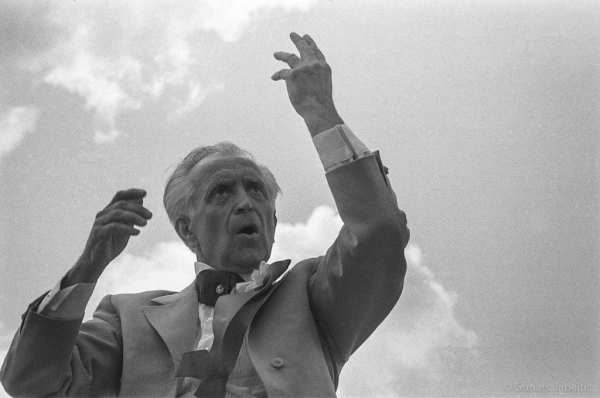 Dziesmu svētku simtgade : XVI Dziesmu svētki. Haralds Mednis