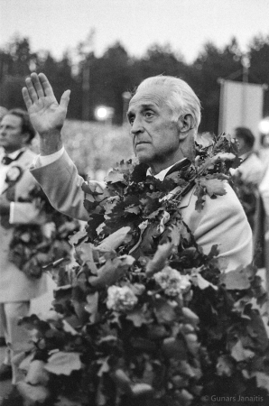 Dziesmu svētku simtgade : XVI Dziesmu svētki. Haralds Mednis