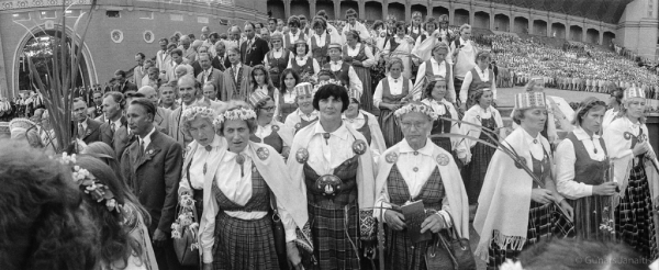 Dziesmu svētku simtgade : XVI Dziesmu svētki. Dalībnieki Mežaparka estrādē