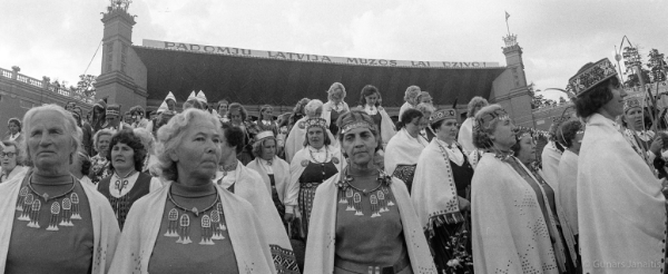 Dziesmu svētku simtgade : XVI Dziesmu svētki. Dalībnieki Mežaparka estrādē