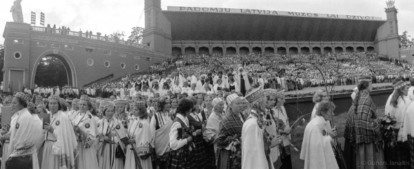 Dziesmu svētku simtgade : XVI Dziesmu svētki. Dalībnieki Mežaparka estrādē