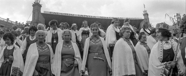 Dziesmu svētku simtgade : XVI Dziesmu svētki. Dalībnieki Mežaparka estrādē