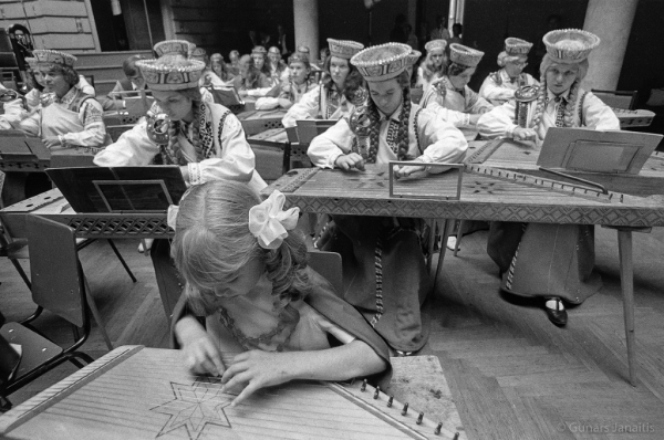 Dziesmu svētku simtgade : XVI Dziesmu svētki. Koklētājas LU Lielajā aulā