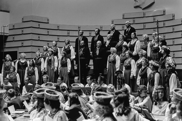 Dziesmu svētku simtgade : XVI Dziesmu svētki. LU Lielā aula